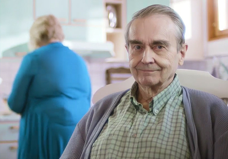 Vanha mies hymyilee.