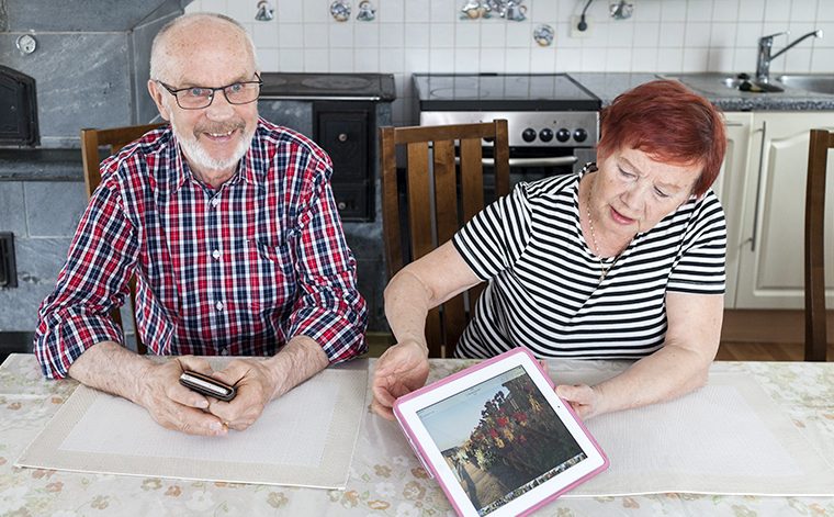 Sulo ja Eila tutkivat tablettia keittiönpöydän ääressä.