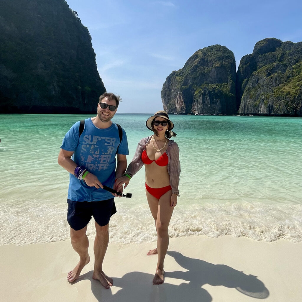 Yan och Jens står på stranden i Krabi i Thailand.