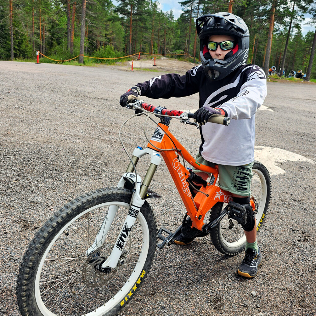 Manu för första gången i Nuuksio Bikepark.