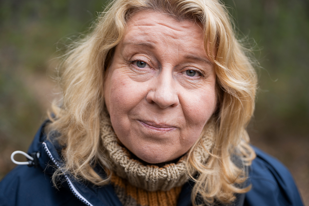 Sanna Huhtasalo katsoo kameraan.